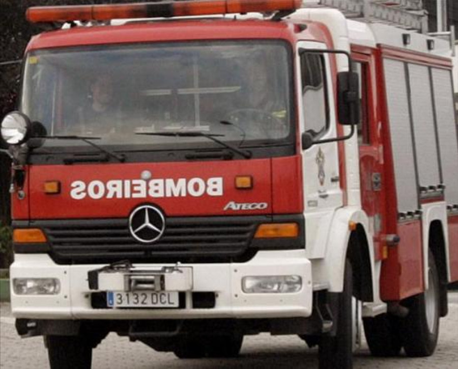 Ocho dotaciones de bomberos tratan de extinguir incendio en el teatro Alcázar