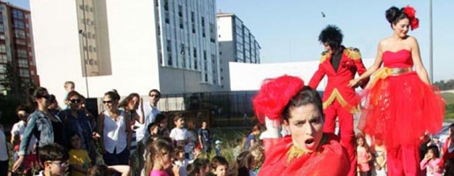 Los niños podrán decorar desde hoy las meigas gigantes de las tiendas de Riazor