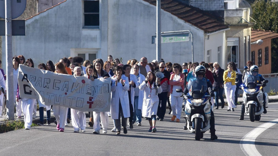 Trabajadores del Materno marchan por A Pasaxe para que se dote al hospital de aparcamiento gratuito