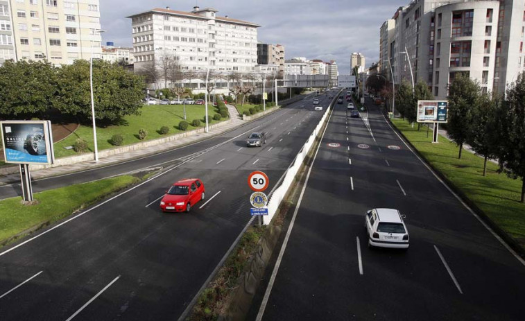 Un gato provoca retenciones en Alfonso Molina tras meterse en el motor de un coche