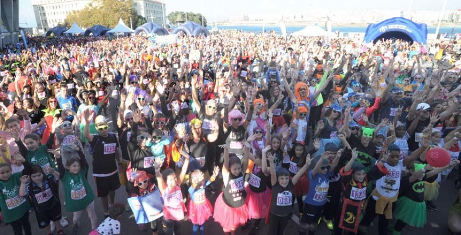 A Coruña celebró  con diversión la edición más multitudinaria  de la carrera Enki