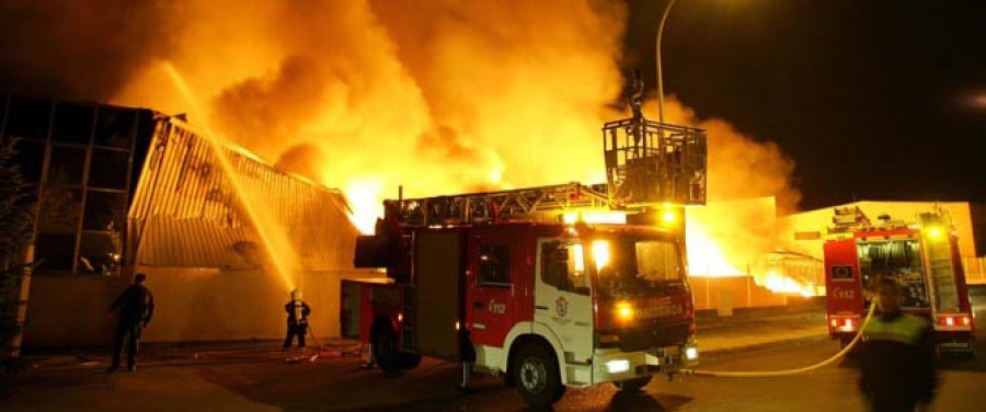 Un fuego destruye parte de la fábrica de Puertas Tren  en Espíritu Santo