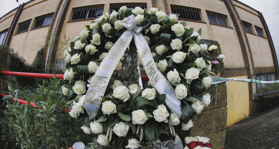 Reportaje | Dos coronas de flores de la familia se suman a otras muestras de recuerdo en Asados