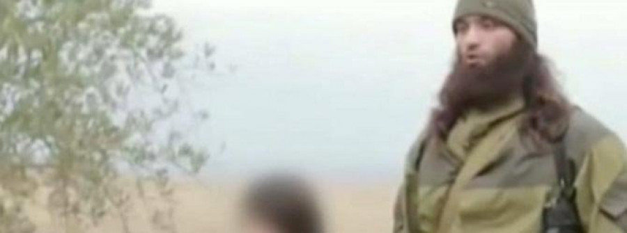 Un vídeo del Estado Islámico muestra el asesinato de dos agentes rusos a manos de un niño
