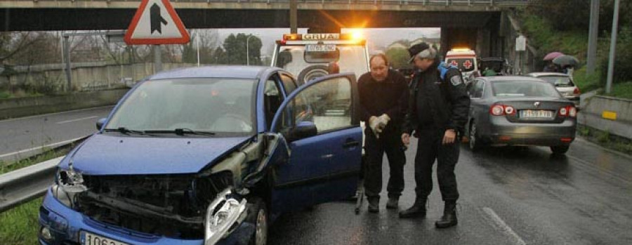 Un conductor sale ileso tras perder el control de su coche y chocar contra la mediana de Alfonso Molina