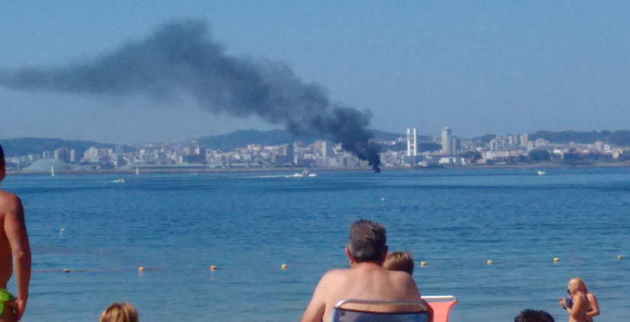 Rescatan a los dos tripulantes de un barco que ardió frente a Mera