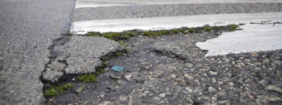 Los vecinos de  Os Castros alertan de deficiencias en  las calles del barrio