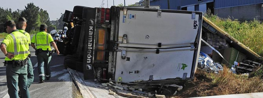 Un camión vuelca y pierde su carga al salirse de la calzada  en la N-634 a la altura de Curtis