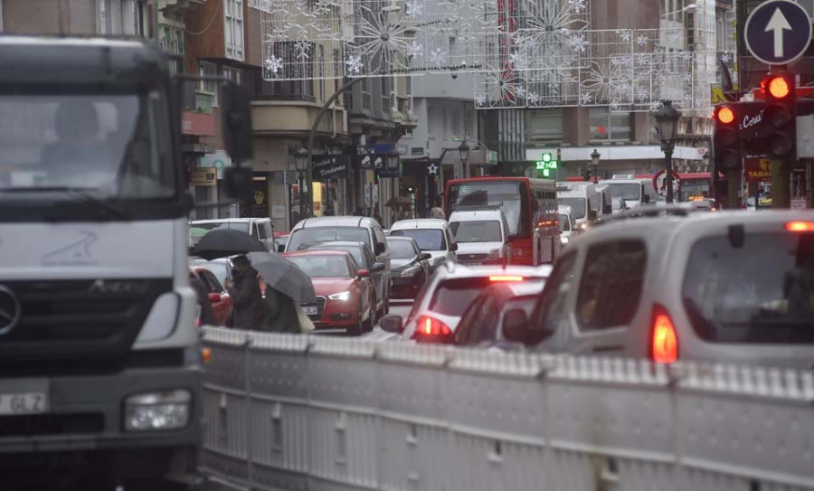 El corte de un carril en San Andrés provoca congestiones en el centro