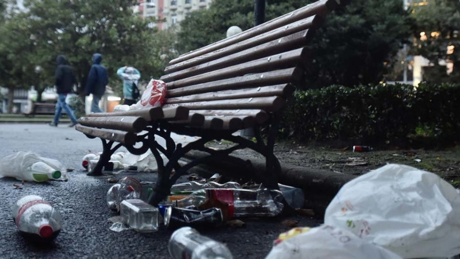 La presencia policial y las lluvias reducen la asistencia al botellón