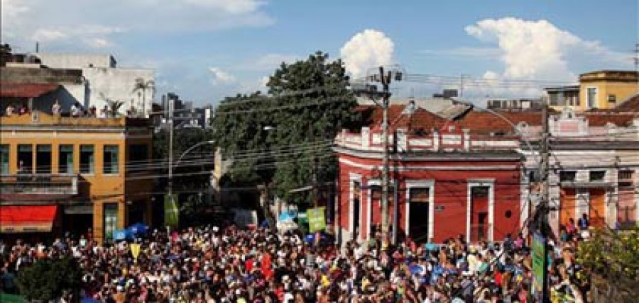 Samba, sudor y desenfreno en el carnaval callejero de Río de Janeiro