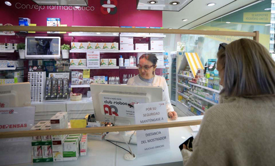 Las farmacias comienzan a instalar mamparas para protegerse del virus
