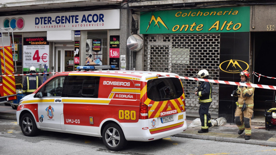 Los bomberos trabajaron toda la noche del sábado para acabar con un incendio en Monte Alto