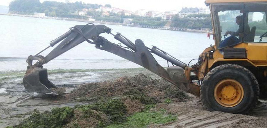 Los vecinos de Miño denuncian los métodos de limpieza en algunas playas del municipio