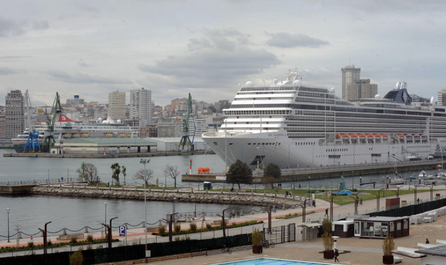 El Puerto recibe a casi 5.000 pasajeros y tripulantes en la escala más multitudinaria en lo que va de año