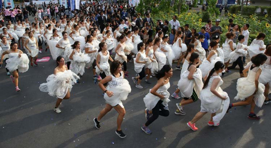 un centenar de parejas tailandesas compite en la carrera de las bodas