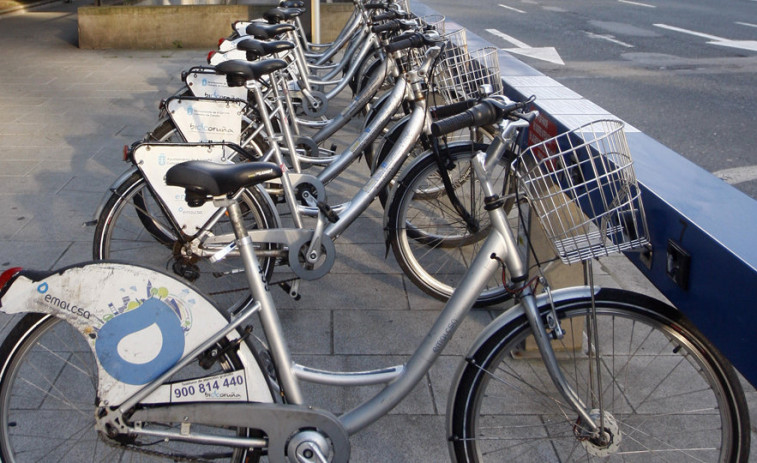 El Ayuntamiento de A Coruña inicia este mes la primera fase de implantación de las nuevas bicicletas municipales