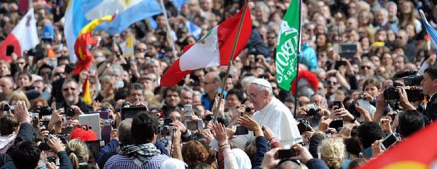 El papa pide paz para el mundo y afirma que el egoísmo amenaza a la vida