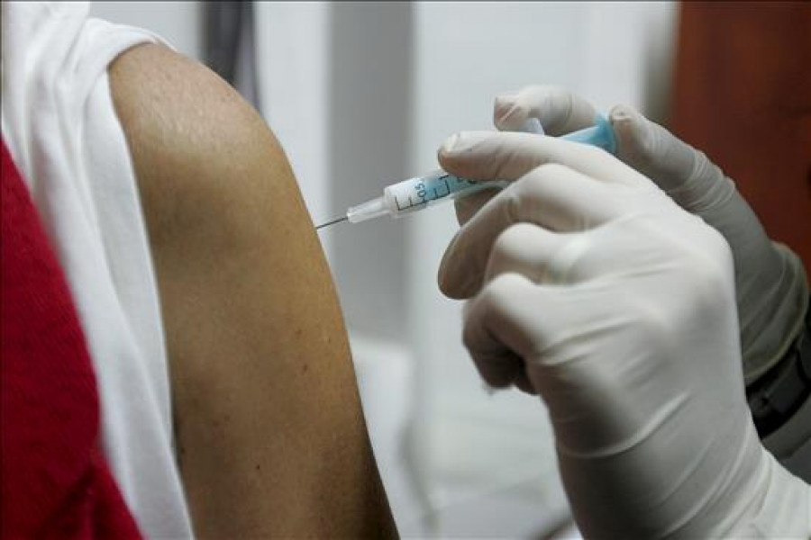Sanidad aumentará cobertura de vacunación de gripe ante nuevo brote de COVID