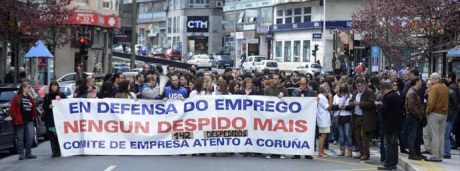 Los trabajadores de Atento secundan la protesta contra los despidos en A Coruña