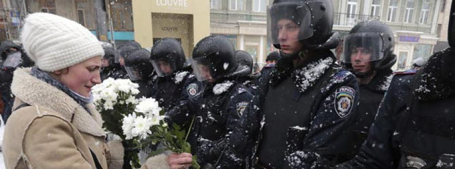 El presidente de Ucrania abre una ventana al diálogo, pero recurre a la mano dura en Kiev