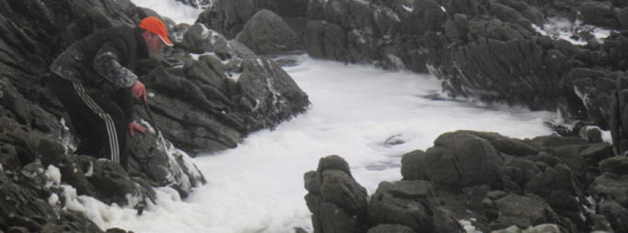 El oleaje dificulta las labores de búsqueda del pescador que desapareció en la costa de Corrubedo