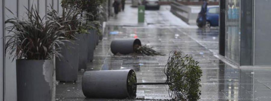 El temporal causa destrozos en el mobiliario urbano  y complica la circulación