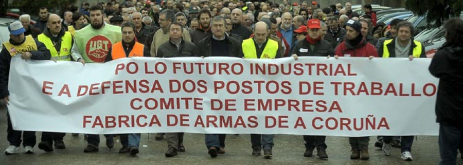 Los operarios de la fábrica armas de A Coruña reciben los despidos y anuncian movilizaciones