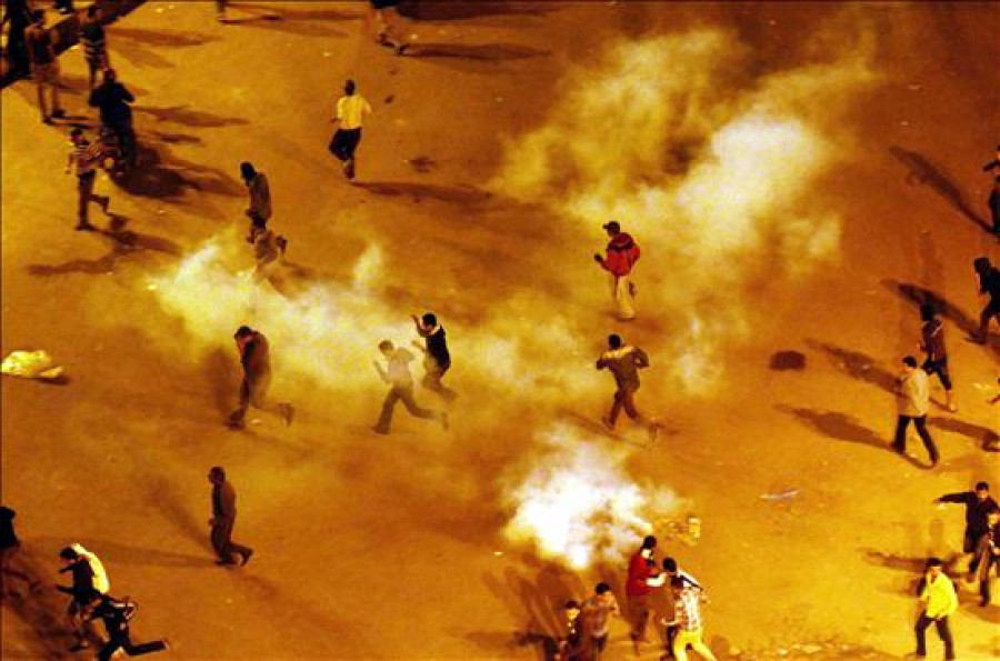Manifestantes egipcios se enfrentan a la policía cerca de la plaza Tahrir