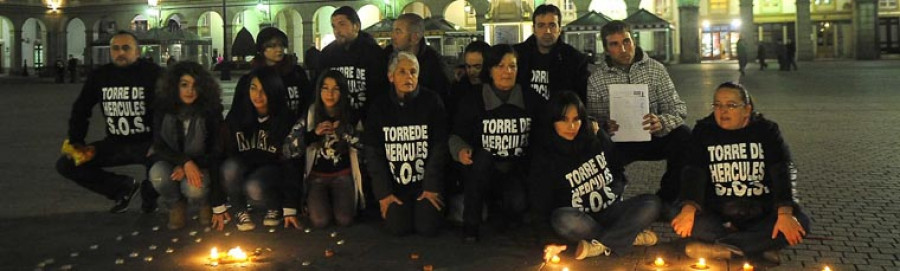 La policía desaloja a extrabajadores Torre Hércules acampados al pie del faro