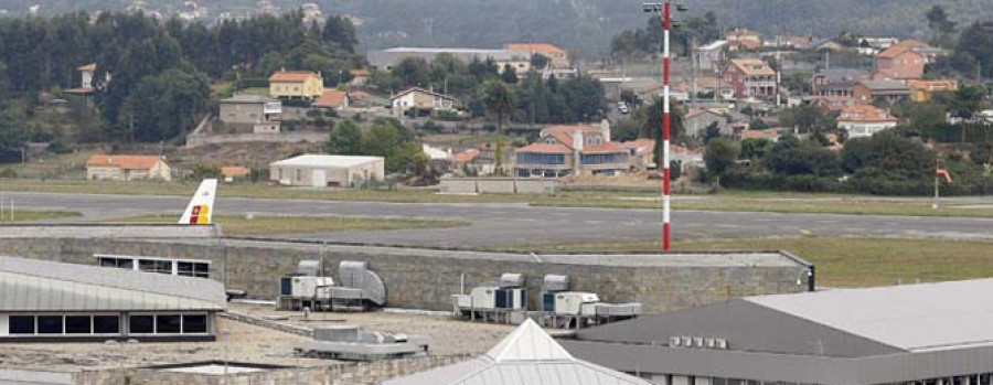 El PSOE y el BNG cargan contra la “competencia desleal” al aeropuerto