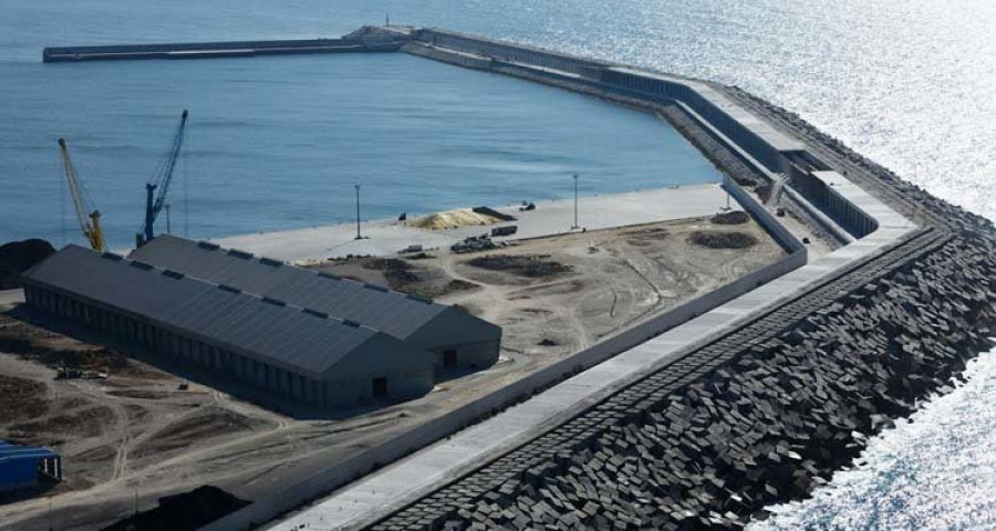 Una empresa pide 45.000 metros cuadrados en el Puerto para mover graneles líquidos