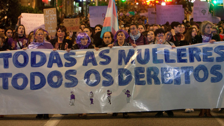 Decenas de miles de gallegas tiñen  las calles de morado por sus derechos