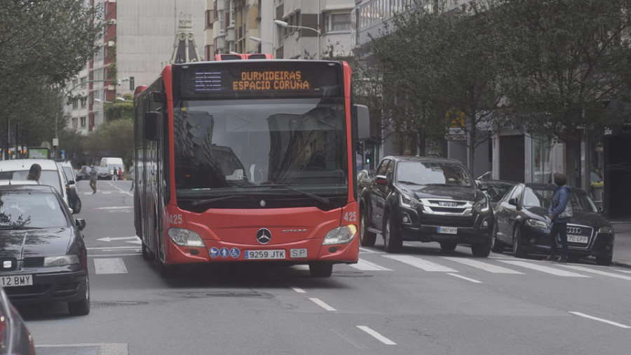 El Ayuntamiento estudia la viabilidad de crear un carril bus que recorra parte de la ronda de Outeiro