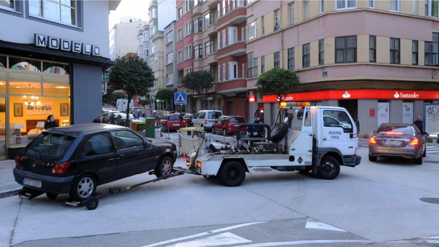 La lucha contra la doble fila dispara las solicitudes de grúa de la Policía Local