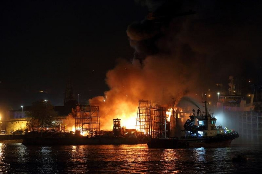 Controlado el incendio que se propagó en un astillero en Pontevedra