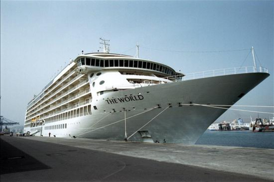 Atraca en A Coruña el crucero The World, el "barco de los millonarios"