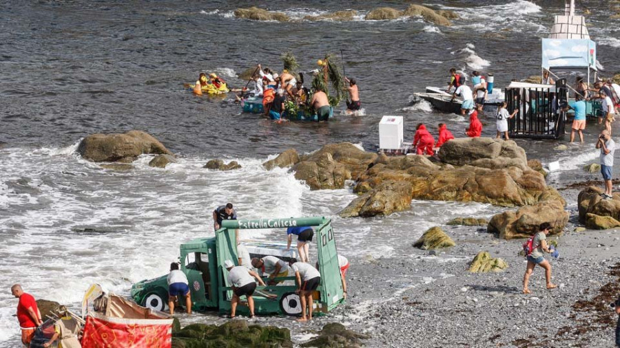 Las embarcaciones “imposibles” y los disfraces llenan de color un verano más  la playa de Suevos