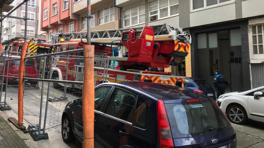 Un incendio calcina el bajo de una casa en Arteixo