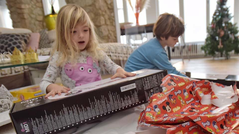 Los niños disfrutan de sus regalos de Reyes en una jornada soleada