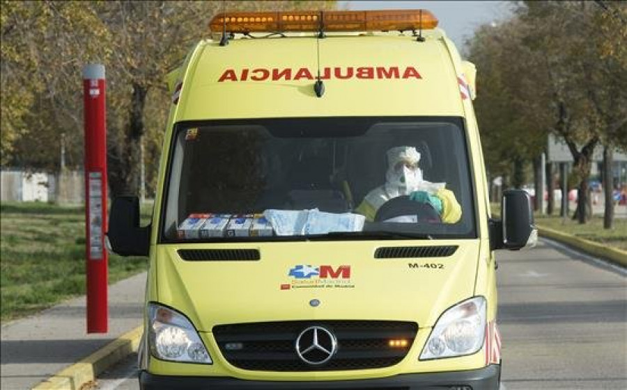 Rescatan a una persona en Malpica tras un choque entre una furgoneta y tractor