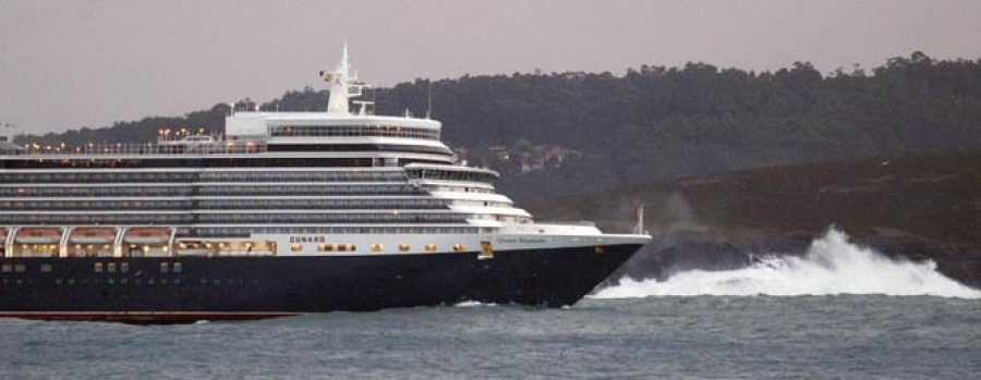 El “Queen Elizabeth” visita A Coruña 30  años después de que  lo hiciera su madre