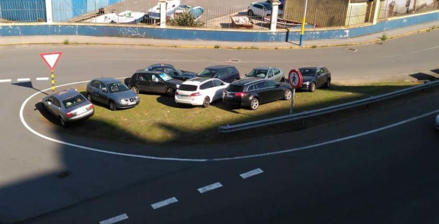 El aparcamiento de la playa de Oza se desborda de visitantes