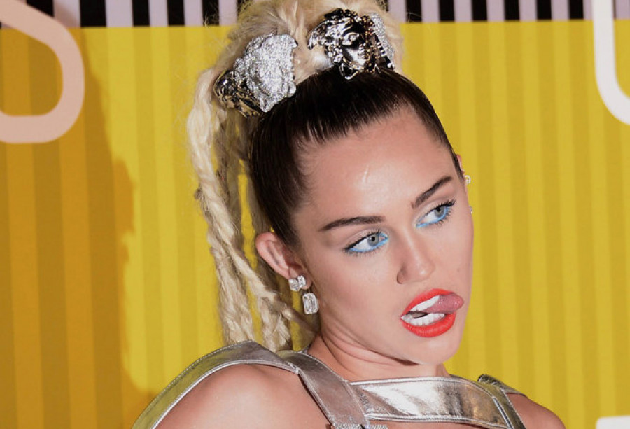 Miley Cyrus se disfraza de bebé  en su nuevo videoclip, “BB Talk”