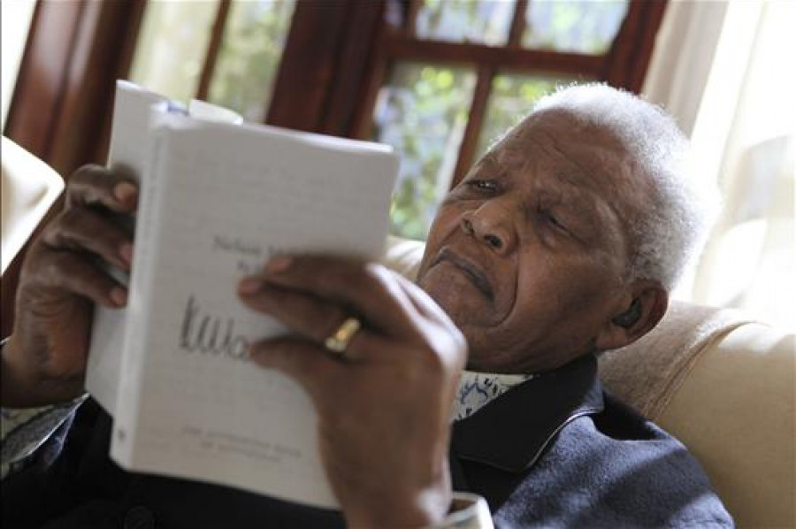 Mandela sigue ingresado y en buen estado tras practicársele una laparoscopia