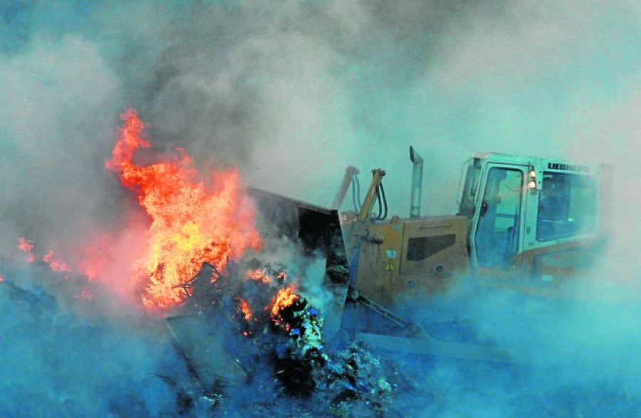 Un incendio calcina una gran parte de los  residuos acumulados en la planta de Xiloga
