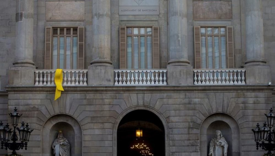 Colau retira el lazo amarillo del Ayuntamiento de Barcelona