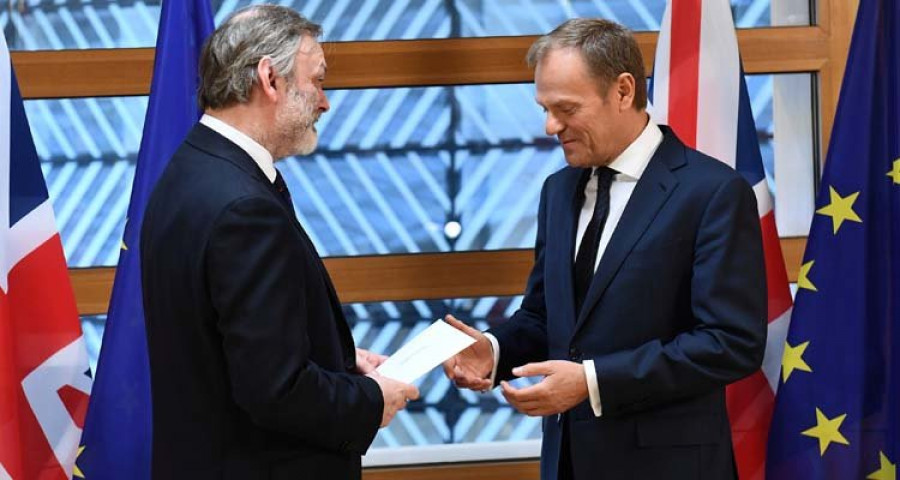Bruselas recibe la carta que activa el Brexit y May recalca que “no puede haber marcha atrás”