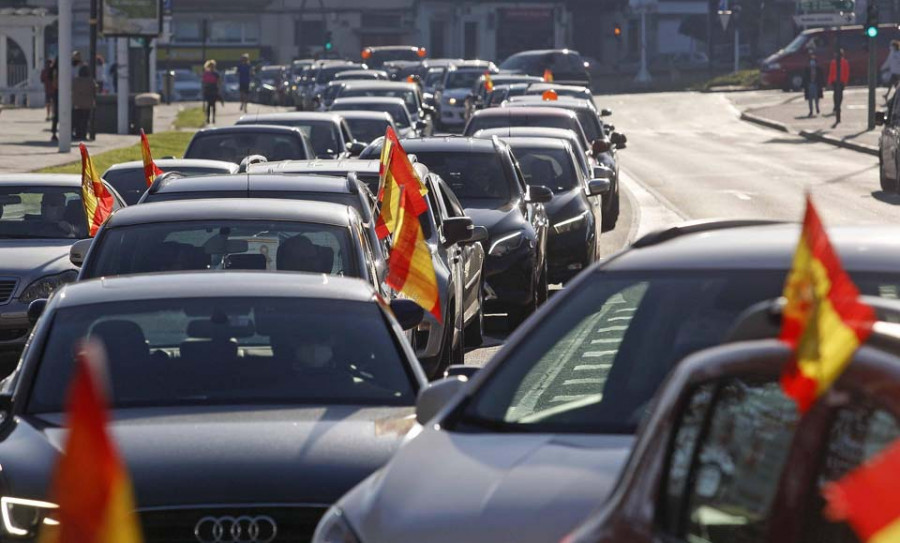 Cientos de coruñeses muestran su rechazo a la ley de Educación con una caravana por el Paseo Marítimo