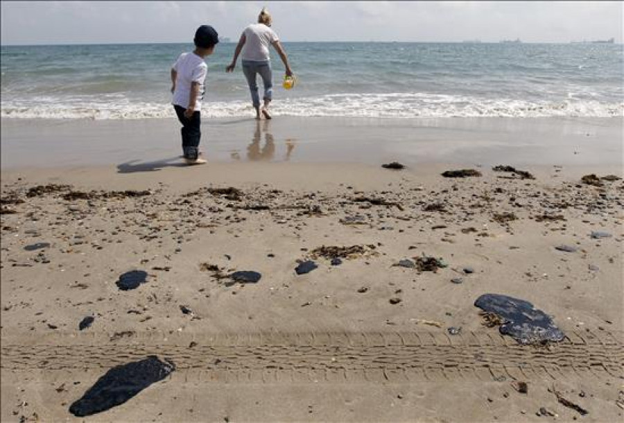 Cierran al baño varias playas de Valencia por una mancha de fuel